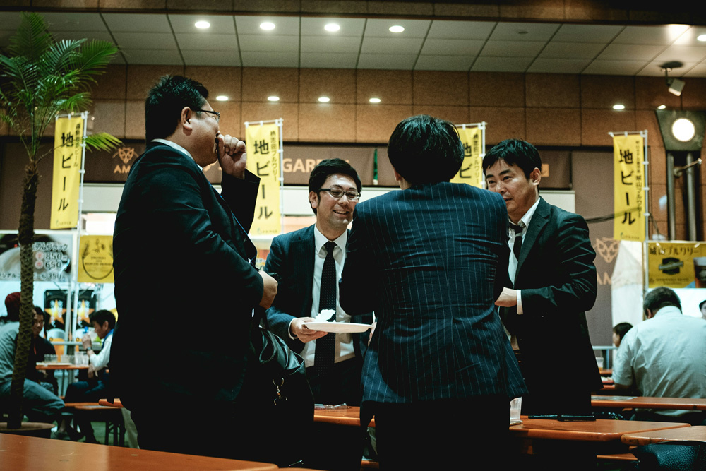 Best Japan Visas for 20-Somethings: Businessmen gather for a meal after work